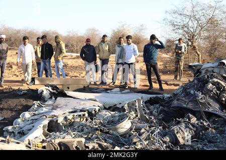 Jabalpur, Indien. 28. Januar 2023. Gwalior, Madhya Pradesh, Indien, Januar 28,2023. Menschen stehen in der Nähe der Trümmer eines Flugzeugs, nachdem ein Kampfflugjet Sukhoi Su-30 und Dassault Mirage 2000 während einer Übung in der Gegend von Pahargarh, etwa 50 Kilometer (30 Meilen) von Gwalior, Madhya Pradesh, am 28. Januar 2023 abstürzte. Die Polizei am Unfallort sagte, dass es während der Übung am 28. Januar einen offensichtlichen Zusammenstoß in der Luft gab. Foto Von - Uma Shankar Mishra Credit: River Ganga/Alamy Live News Stockfoto