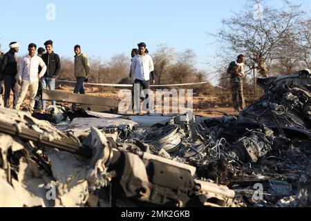 Jabalpur, Indien. 28. Januar 2023. Gwalior, Madhya Pradesh, Indien, Januar 28,2023. Menschen stehen in der Nähe der Trümmer eines Flugzeugs, nachdem ein Kampfflugjet Sukhoi Su-30 und Dassault Mirage 2000 während einer Übung in der Gegend von Pahargarh, etwa 50 Kilometer (30 Meilen) von Gwalior, Madhya Pradesh, am 28. Januar 2023 abstürzte. Die Polizei am Unfallort sagte, dass es während der Übung am 28. Januar einen offensichtlichen Zusammenstoß in der Luft gab. Foto Von - Uma Shankar Mishra Credit: River Ganga/Alamy Live News Stockfoto