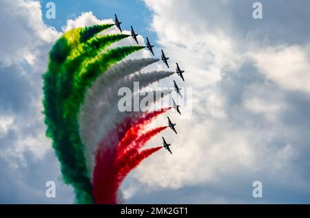 Neun Trainingsflugzeuge der italienischen Luftwaffe MB-339 des Kunstflugteams Freece Tricolori fliegen während einer Flugdemonstration auf der Airpower 22 in Zeltweg, Österreich, am 3. September 2022 in Formation. Diese multinationale Veranstaltung stellte über 275.000 Zuschauern aus der ganzen Welt die Fähigkeiten von über 20 Nationen vor und bot der US-Luftwaffe die Gelegenheit, internationale Partnerschaften weiter zu stärken. Stockfoto