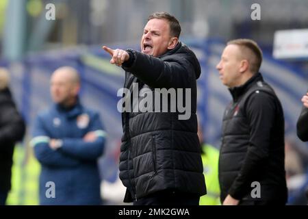 Birkenhead, Großbritannien. 28. Januar 2023. Richie Wellens, der Manager von Leyton Orient, ruft Anweisungen. EFL Skybet Football League Two Match, Tranmere Rovers gegen Leyton Orient in Prenton Park, Birkenhead, Wirral am Samstag, den 28. Januar 2023. Dieses Bild darf nur zu redaktionellen Zwecken verwendet werden. Nur redaktionelle Verwendung, Lizenz für kommerzielle Verwendung erforderlich. Keine Verwendung bei Wetten, Spielen oder Veröffentlichungen von Clubs/Ligen/Spielern. Bild von Chris Stading/Andrew Orchard Sportfotografie/Alamy Live News Credit: Andrew Orchard Sportfotografie/Alamy Live News Stockfoto