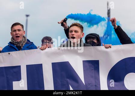 Southend on Sea, Essex, Großbritannien. 28. Januar 2023. Im Fußballverein Southend United findet vor dem Spiel gegen Eastleigh in der Nationalliga ein Protest statt. Die Fans geben dem Vorsitzenden Ron Martin die Schuld daran, dass er nicht in den Club investiert hat, dass er wiederholt zurückgetreten ist und befürchtet, dass eine bevorstehende Liquidationsanfrage bei HMRC unbezahlt bleiben könnte und das Überleben des Clubs gefährdet. Demonstranten versammelten sich in der High Street, bevor sie zum Roots Hall-Gelände des Clubs marschierten. Die Fans Trust liehen dem Club £40.000 für die Bezahlung der Löhne im November und befürchten, dass sie nicht zurückgezahlt werden. Die Fans singen Stockfoto