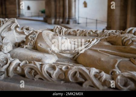 Steinsarkophag der Königin Edith (Eadgyth) im Inneren des Magdeburger Doms - Magdeburg Stockfoto