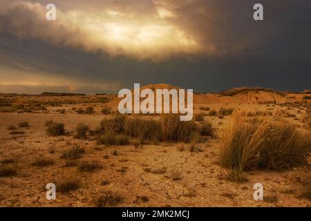 Saragossa im magischen Licht und Bardenas reales - eine Landschaft von einem anderen Stern Stockfoto