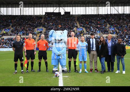 Jonathan Hogg von Huddersfield Town (links), Jamie Allen von Coventry City (rechts), Sky Blue Sam (6. von links) und Sponsoren (rechts) stellen sich vor dem Sky Bet Championship-Spiel in der Coventry Building Society Arena in Coventry auf ein Foto. Foto: Samstag, 28. Januar 2023. Stockfoto