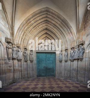 Tür und frühe gotische Skulpturen der zehn weisen und törichten Jungfrauen am Tor zum Paradies im Inneren des Magdeburger Doms - Magdeburg Stockfoto