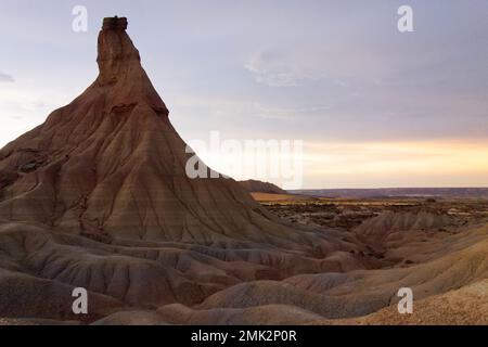 Saragossa im magischen Licht und Bardenas reales - eine Landschaft von einem anderen Stern Stockfoto