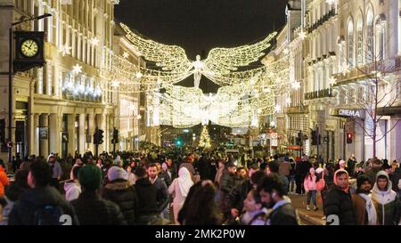 Vor dem Silvesterfest in London treffen sich die Menschenmassen am Piccadilly Circus. Aufnahme am 31. Dezember 2022. © Belinda Jiao j. Stockfoto