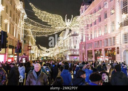 Vor dem Silvesterfest in London treffen sich die Menschenmassen am Piccadilly Circus. Aufnahme am 31. Dezember 2022. © Belinda Jiao j. Stockfoto