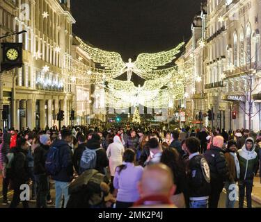 Vor dem Silvesterfest in London treffen sich die Menschenmassen am Piccadilly Circus. Aufnahme am 31. Dezember 2022. © Belinda Jiao j. Stockfoto