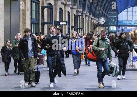 Die Reveller kommen heute Nachmittag vor dem Silvesterfest in London über den Bahnhof King's Cross in London an. Bild aufgenommen auf Stockfoto