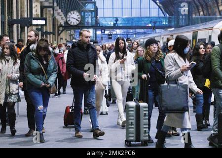 Die Reveller kommen heute Nachmittag vor dem Silvesterfest in London über den Bahnhof King's Cross in London an. Bild aufgenommen auf Stockfoto