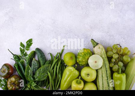 Auswahl an gelben und roten Gemüse und Früchten Stockfoto