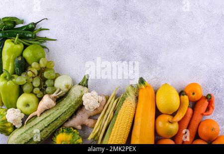 Auswahl an gelben und roten Gemüse und Früchten Stockfoto
