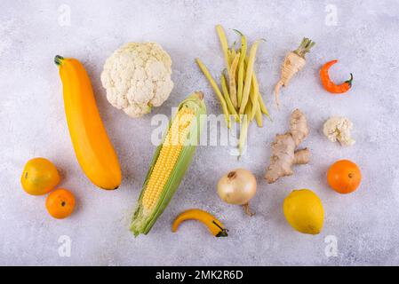Set aus gelben Gemüse und Früchten Stockfoto