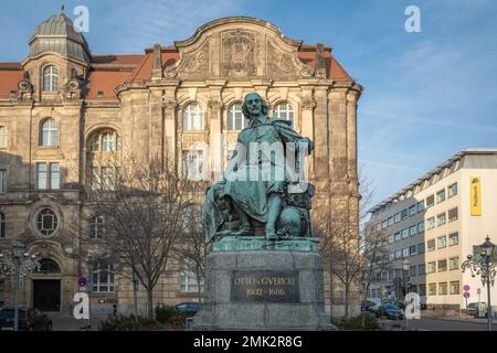 Otto von Guericke-Statue vor dem Neuen Rathaus - Magdeburg, Sachsen-Anhalt, Deutschland Stockfoto