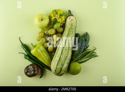 Auswahl an grünem Gemüse und Obst Stockfoto