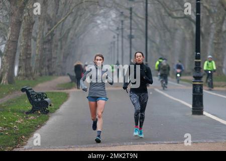 Heftiger Nebel steigt heute Morgen in London ab. Abbildung: Jogger im Hyde Park, London. Aufnahme am 25. Januar 2023. © Belinda Jiao jiao.bilin@gmail.com Stockfoto