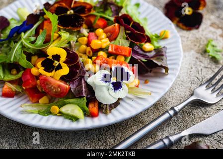 Gemüsesalat mit essbaren Blüten Stockfoto