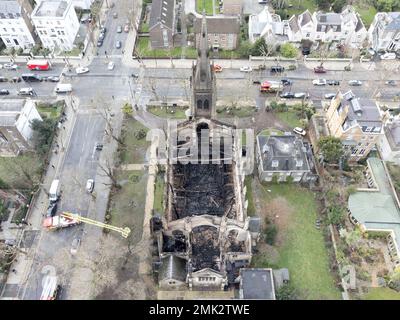 Aus der Vogelperspektive auf St. Markuskirche um St. John's Wood heute Nachmittag, nach einem massiven Feuer, das in den frühen Morgenstunden durch die Decke brannte. Stockfoto