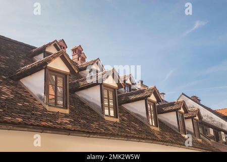 Altes Ziegeldach mit Dachböden in Ljubljana Slowenien Stockfoto