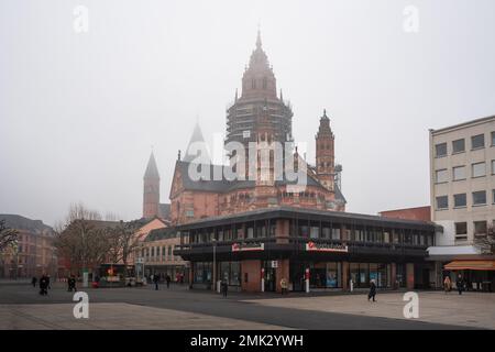 Blick auf den Mainzer Dom vom Gutenbergplatz an einem nebligen Tag - Mainz, Deutschland Stockfoto