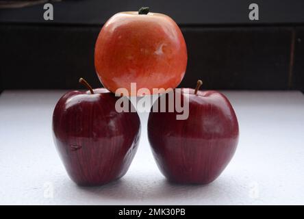 Nahaufnahme von drei reifen und verzehrfertigen Äpfeln. Stockfoto