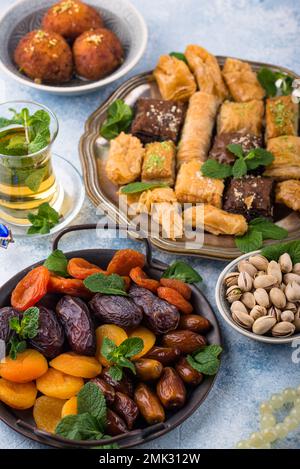 Ramadan iftar traditionelle Desserts Baklava und Datteln Stockfoto