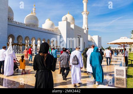 Abu Dhabi, Vereinigte Arabische Emirate - 11.27.2022 Besucher der Scheich-Zayid-Moschee, der größten Moschee des Landes Stockfoto