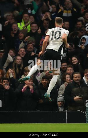 London, Großbritannien. 28. Januar 2023. Tom Cairney von Fulham erzielt das gleiche Tor auf 1-1 und feiert am 28. Januar 2023 im Craven Cottage, London, England, die FA Cup 4. Runde zwischen Fulham und Sunderland. Foto: Ken Sparks. Nur redaktionelle Verwendung, Lizenz für kommerzielle Verwendung erforderlich. Keine Verwendung bei Wetten, Spielen oder Veröffentlichungen von Clubs/Ligen/Spielern. Kredit: UK Sports Pics Ltd/Alamy Live News Stockfoto