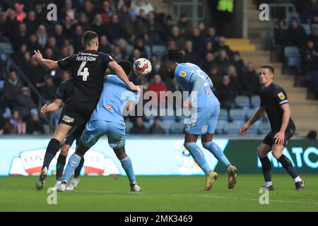 Kasey Palmer von Coventry City (Mitte rechts) erzielt während des Sky Bet Championship-Spiels in der Coventry Building Society Arena in Coventry das zweite Tor seiner Seite des Spiels. Foto: Samstag, 28. Januar 2023. Stockfoto