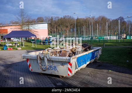 Bauabfälle werden in einem großen Abfallbehälter entsorgt Stockfoto