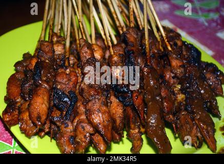Nahaufnahme von Hähnchen Satay, ein Gericht mit gegrilltem Fleisch und serviert mit Erdnusssoße Stockfoto