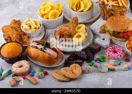 Auswahl an verschiedenen ungesunden Junk Food. Stockfoto