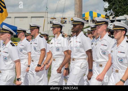 ANNAPOLIS, Md (08. September 2022) die Brigade der Fähnrich-Seeschiffsmänner marschiert während des ersten Spiels der Saison gegen die Universität von Delaware ins Navy-Marine Corps Memorial Stadium. Die Naval Academy ist das Undergraduate College des Marinedienstes unseres Landes und bereitet junge Männer und Frauen darauf vor, professionelle Offiziere von Kompetenz, Charakter und Mitgefühl in den USA zu werden Marine und Marine Corps. Stockfoto