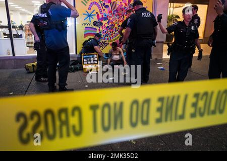 Seattle, USA. 13. Okt. 2022. Kurz nach der Antwort der Polizei von 5:30pm auf einen angeblichen Messerstich von 3. und Pine. Stockfoto