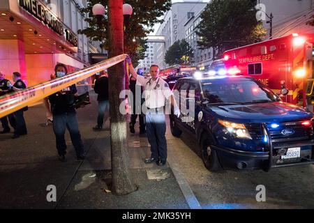 Seattle, USA. 13. Okt. 2022. Kurz nach der Antwort der Polizei von 5:30pm auf einen angeblichen Messerstich von 3. und Pine. Stockfoto