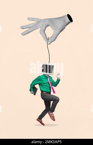 Vertikales surrealistisches Collage-Bild mit schwarzem weißem Effekt Armfinger halten die Schnur Little Guy Monitor pc statt Kopf rennt Stockfoto