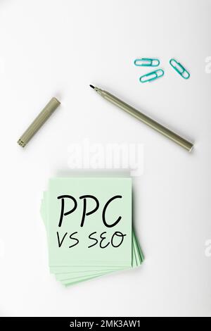 Handschriftlicher Text PPC vs. Seo. Wort, das auf „Pay per Click“ im Vergleich zu Strategien zur Suchmaschinenoptimierung geschrieben wurde Stockfoto