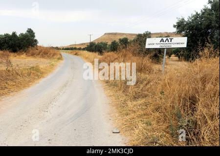 Schild an der grünen Linie nahe Athienou. Türkisch besetzter Teil beginnt Stockfoto