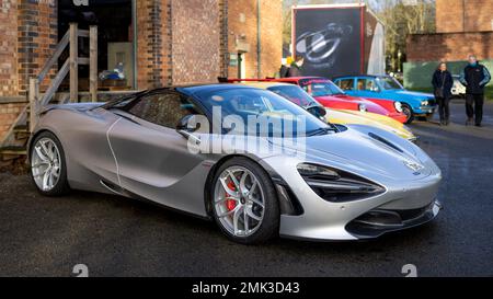 2020 McLaren 720S „RF70 ZKG“ auf der Januar Scramble im Bicester Heritage am 8. Januar 2023. Stockfoto