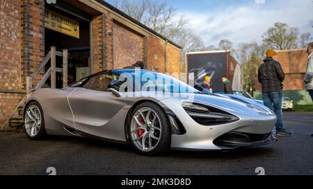 2020 McLaren 720S „RF70 ZKG“ auf der Januar Scramble im Bicester Heritage am 8. Januar 2023. Stockfoto