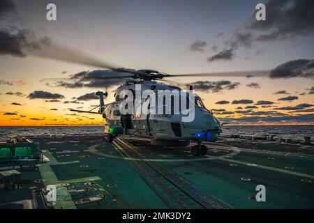 220903-N-GF955-1089 OSTSEE (SEPT 3, 2022) Ein Royal Netherlands Navy NH-90 NATO Fregatte Hubschrauber (N-195) landet auf dem Flugdeck des Arleigh Burke-Klasse Lenkraketen Zerstörers USS Paul Ignatius (DDG 117), 3. September 2022. Paul Ignatius ist Teil der Kearsarge Amphibious Ready Group und hat 22. Marine Expeditionary Unit unter dem Kommando und der Kontrolle der Task Force 61/2 mit einem geplanten Einsatz im Einsatzgebiet der US Naval Forces Europe, beschäftigt von der US Sixth Fleet, um die Interessen der USA, der Alliierten und der Partner zu verteidigen. Stockfoto