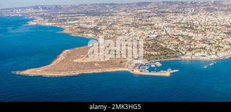 Blick über Pafos. Auf der Halbinsel hinter dem Hafen befindet sich der Archäologische Park mit seinen berühmten Mosaiken antiker römischer Villen. Stockfoto