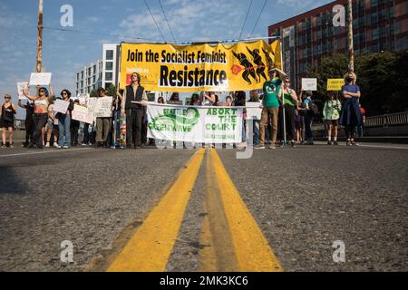 Seattle, USA. 8. Okt. 2022. die Kundgebung zur Verteidigung der Abtreibungsrechte marschiert in Seattle. Stockfoto