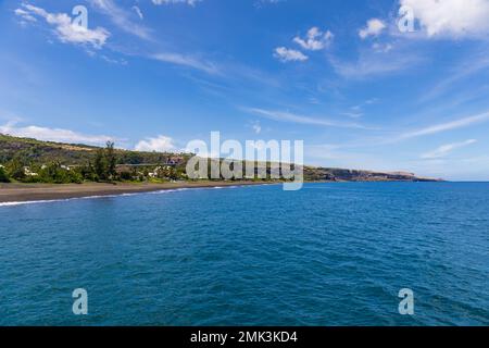 Reunion Island, schwarzer Sandstrand von Saint-Paul Stockfoto