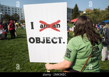 Seattle, USA. 8. Okt. 2022. die Kundgebung zur Verteidigung der Abtreibungsrechte marschiert in Seattle. Stockfoto