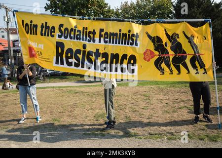 Seattle, USA. 8. Okt. 2022. die Kundgebung zur Verteidigung der Abtreibungsrechte marschiert in Seattle. Stockfoto