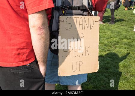 Seattle, USA. 8. Okt. 2022. die Kundgebung zur Verteidigung der Abtreibungsrechte marschiert in Seattle. Stockfoto