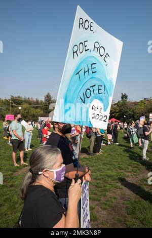 Seattle, USA. 8. Okt. 2022. die Kundgebung zur Verteidigung der Abtreibungsrechte marschiert in Seattle. Stockfoto