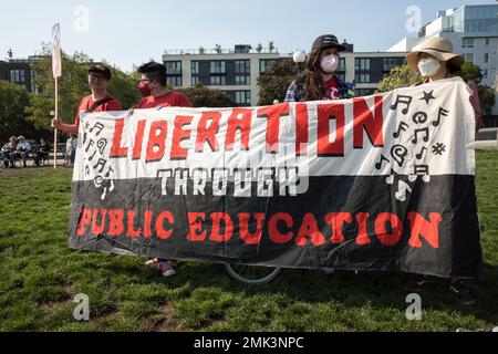 Seattle, USA. 8. Okt. 2022. die Kundgebung zur Verteidigung der Abtreibungsrechte marschiert in Seattle. Stockfoto